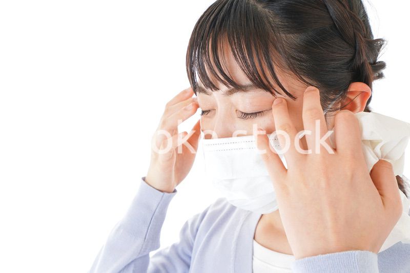 花粉症に苦しむ若い女性