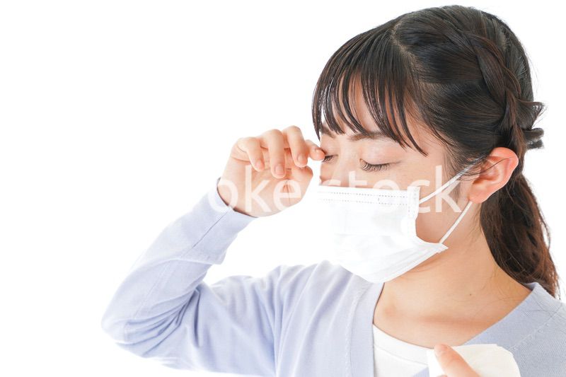 花粉症に苦しむ若い女性