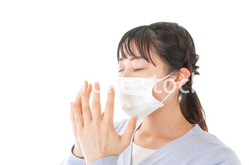 花粉症に苦しむ若い女性