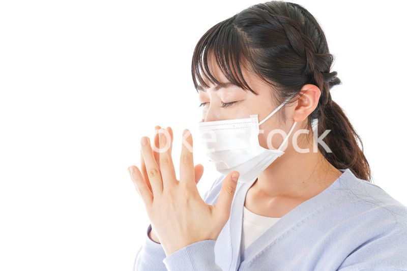 花粉症に苦しむ若い女性