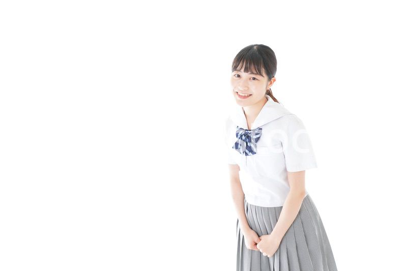 笑顔の制服を着た女子学生