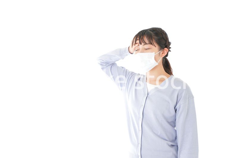 風邪をひいた若い女性