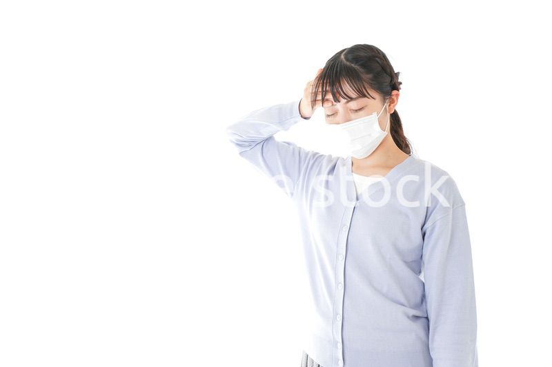 風邪をひいた若い女性