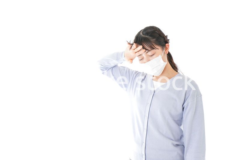 風邪をひいた若い女性