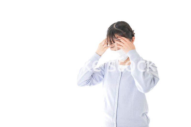 風邪をひいた若い女性