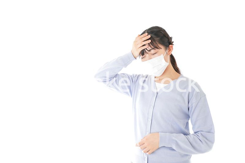 風邪をひいた若い女性