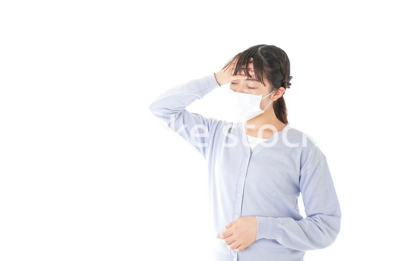 風邪をひいた若い女性