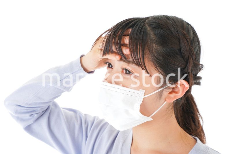 風邪をひいた若い女性