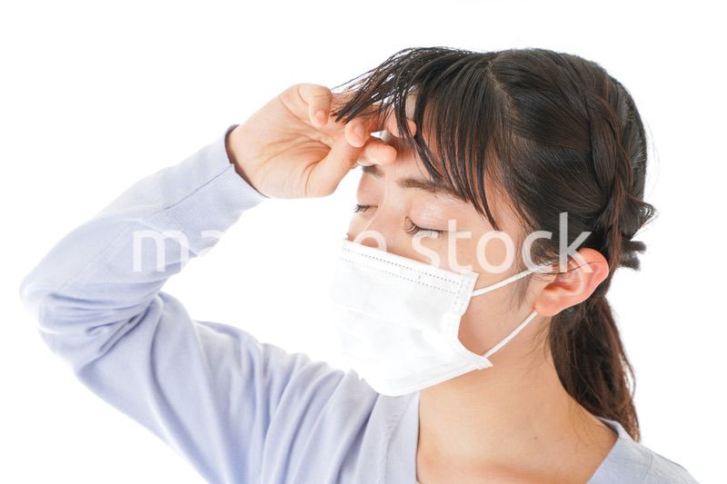 風邪をひいた若い女性