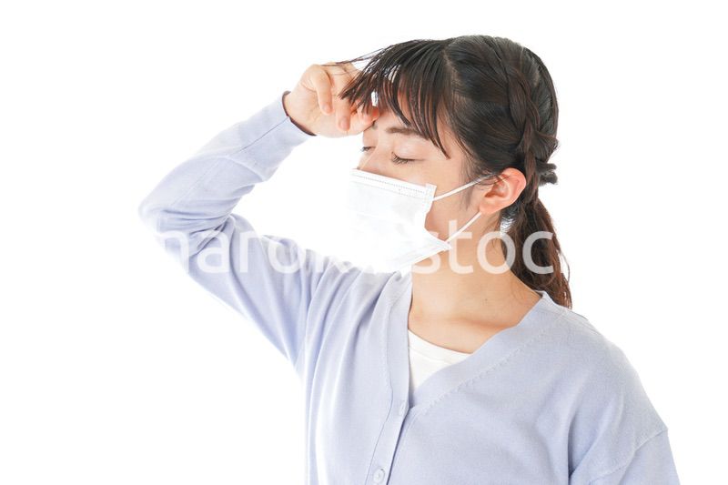 風邪をひいた若い女性