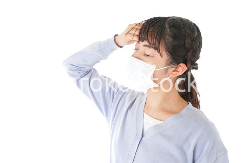 風邪をひいた若い女性