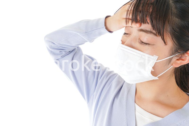 風邪をひいた若い女性