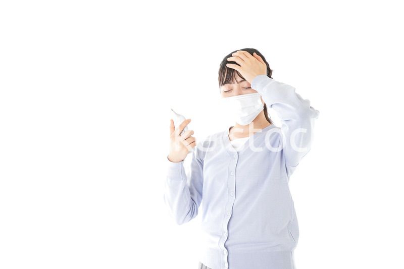 風邪をひいた若い女性