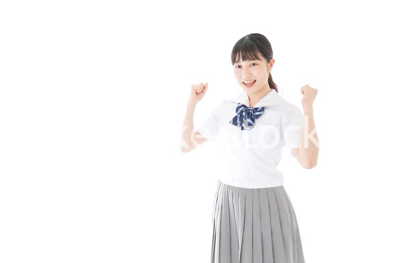 ガッツポーズをする笑顔の女子学生