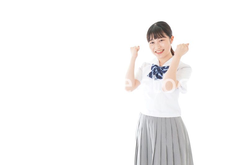 ガッツポーズをする笑顔の女子学生