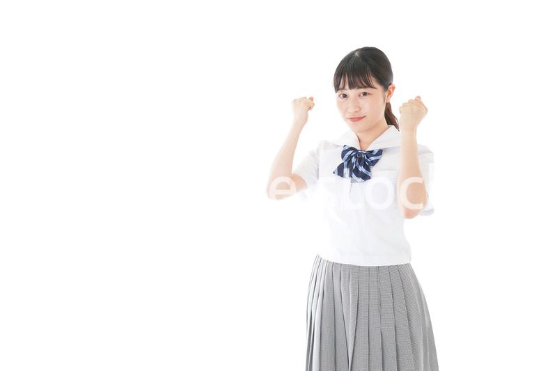 ガッツポーズをする笑顔の女子学生