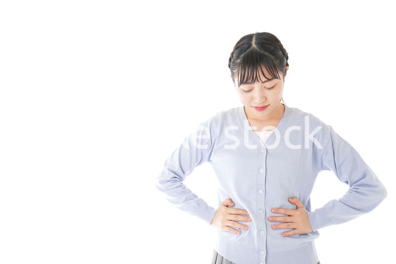 腹痛に苦しむ若い女性