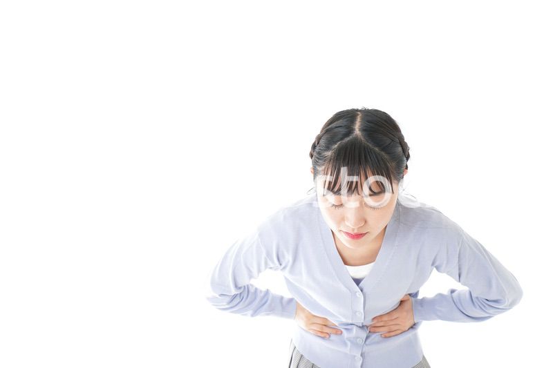 腹痛に苦しむ若い女性