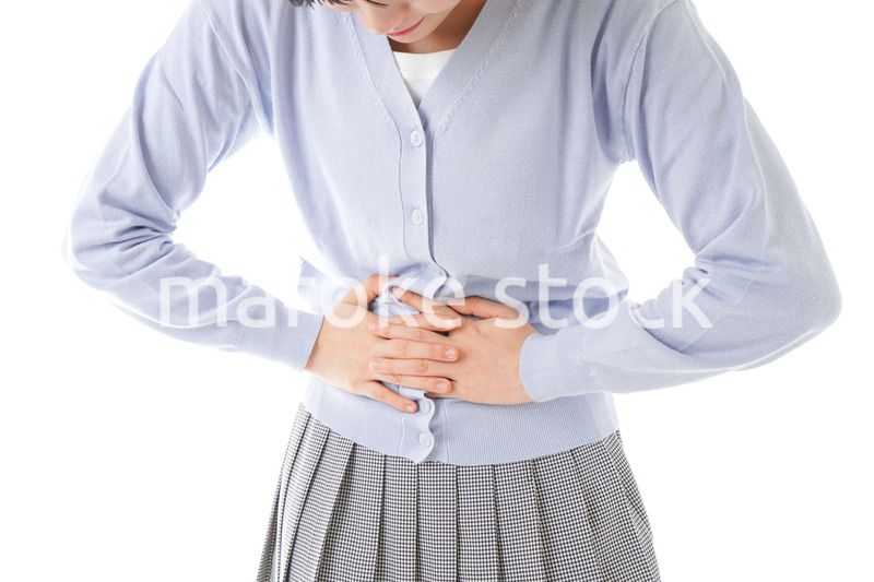 腹痛に苦しむ若い女性