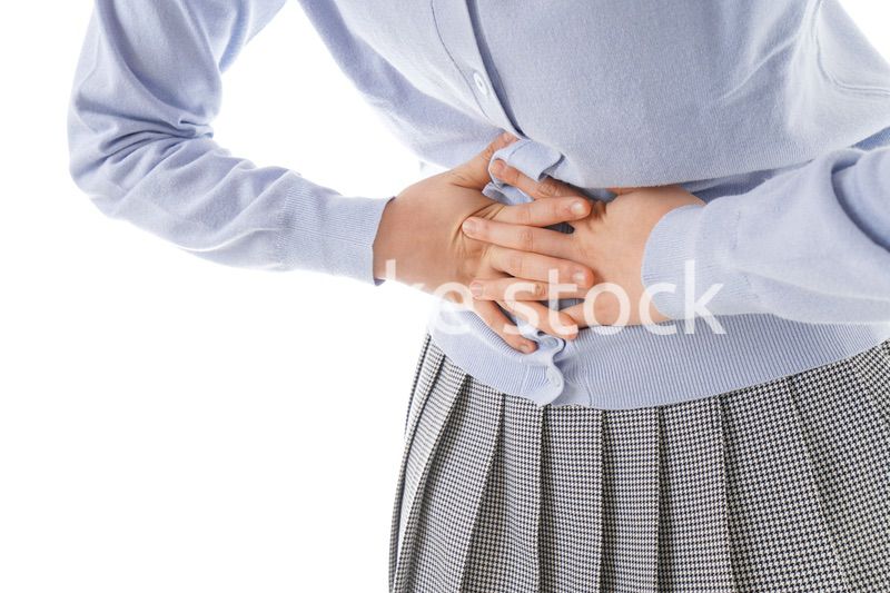 腹痛に苦しむ若い女性