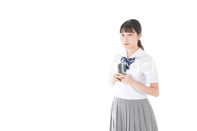 スマホを使う制服姿の女子学生
