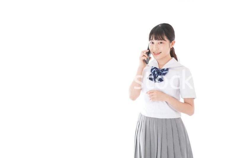 スマホを使う制服姿の女子学生