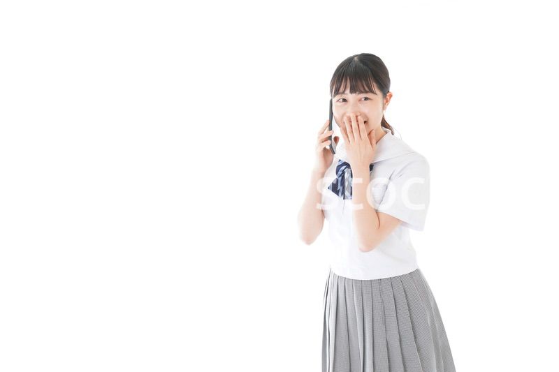 スマホを使う制服姿の女子学生