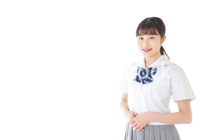 笑顔の若い制服姿の女子学生