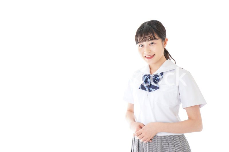 笑顔の若い制服姿の女子学生