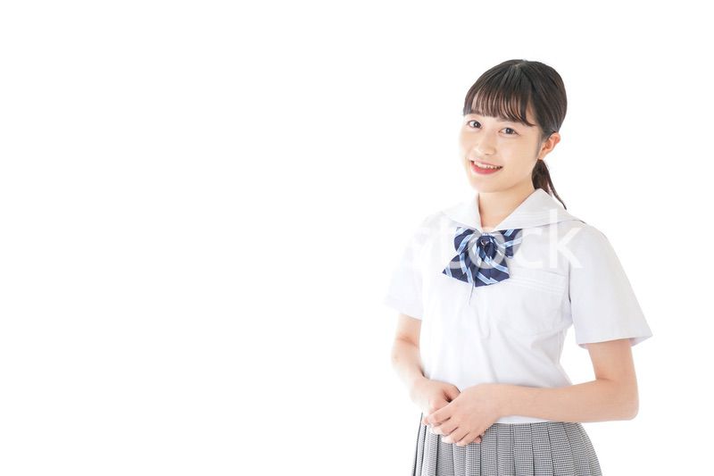 笑顔の若い制服姿の女子学生