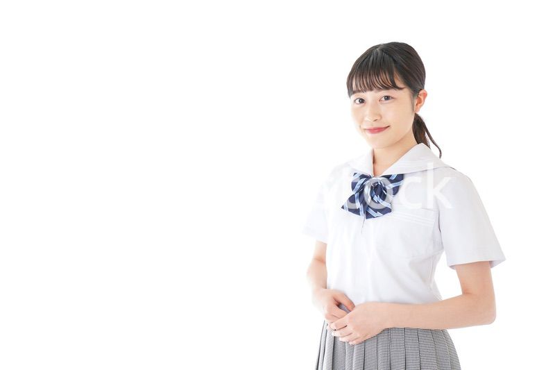 笑顔の若い制服姿の女子学生