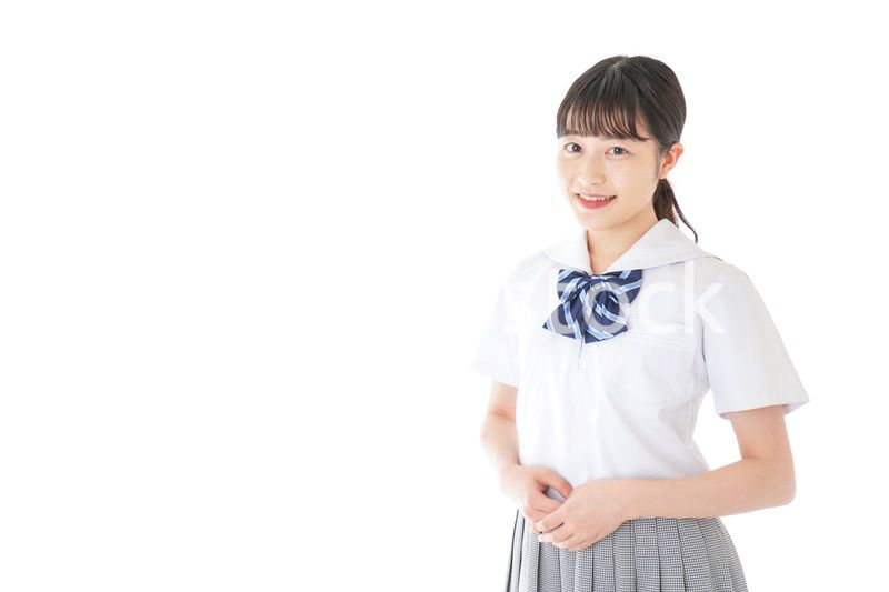 笑顔の若い制服姿の女子学生