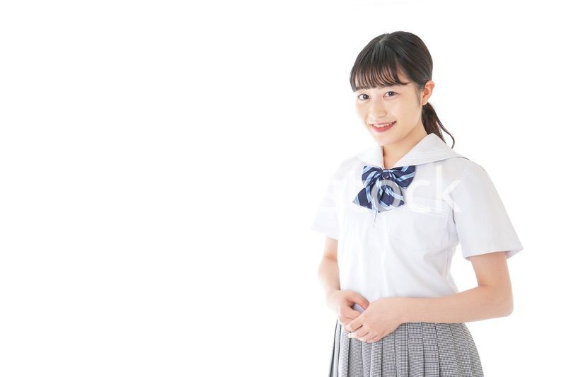 笑顔の若い制服姿の女子学生