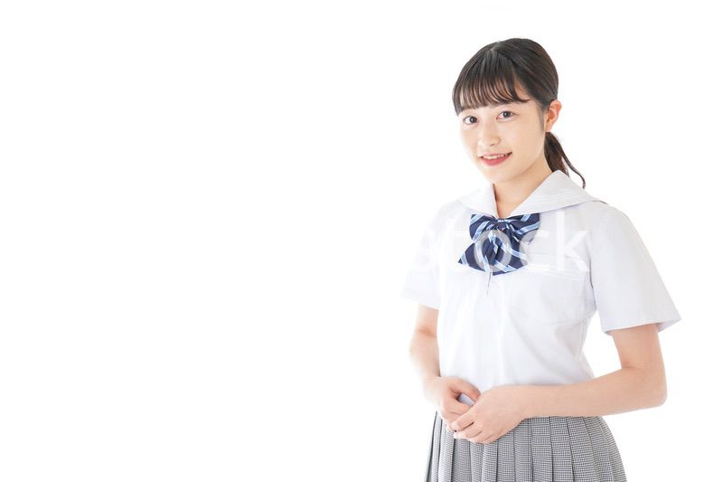 笑顔の若い制服姿の女子学生