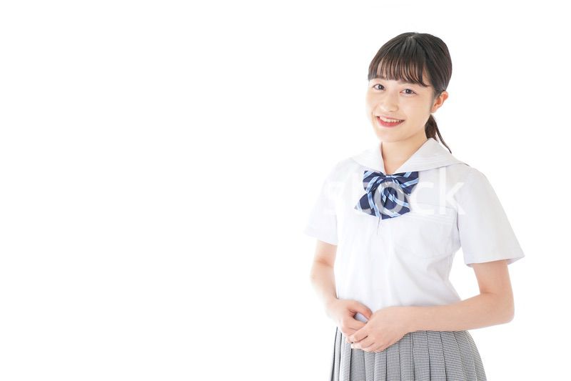 笑顔の若い制服姿の女子学生