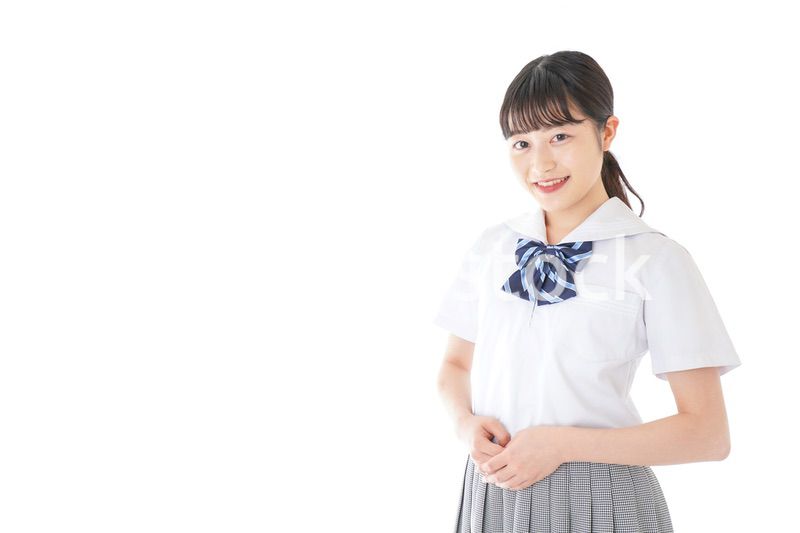 笑顔の若い制服姿の女子学生