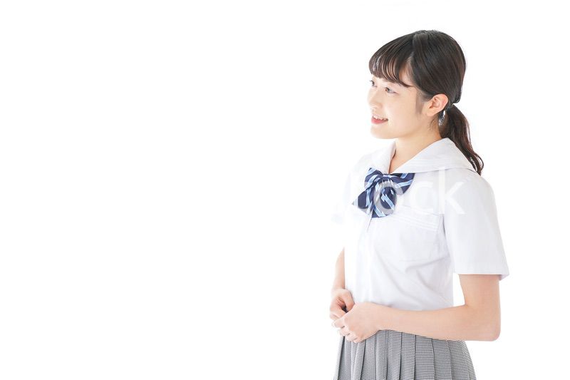 笑顔の若い制服姿の女子学生