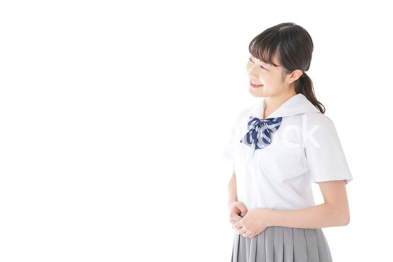 笑顔の若い制服姿の女子学生