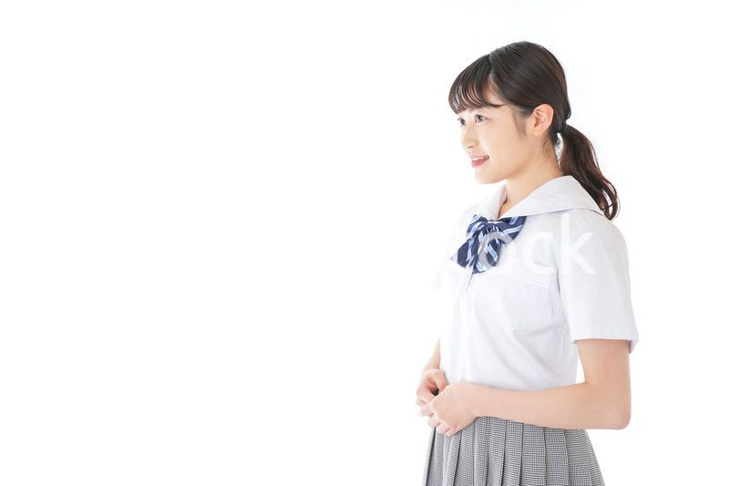 笑顔の若い制服姿の女子学生