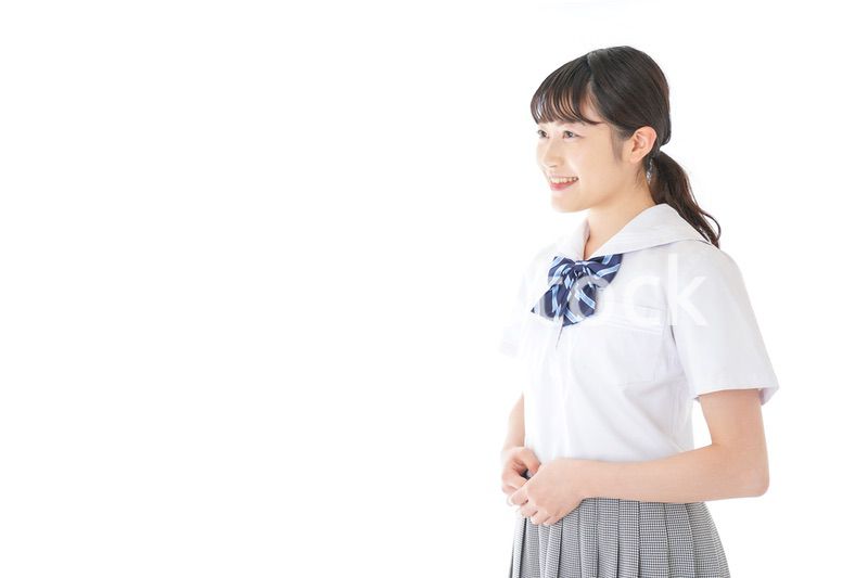 笑顔の若い制服姿の女子学生