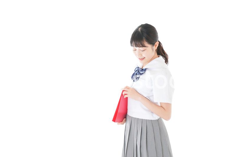 笑顔の制服を着た女子学生