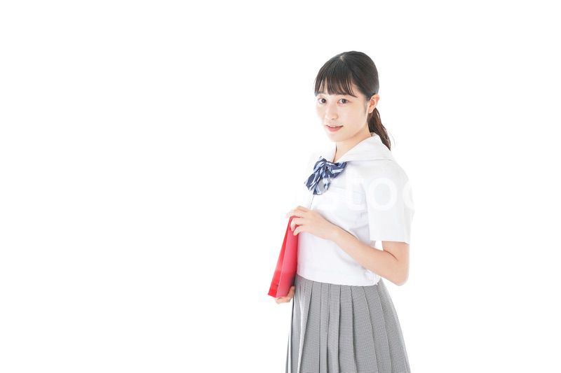 笑顔の制服を着た女子学生