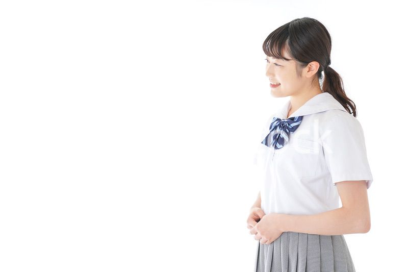 笑顔の若い制服姿の女子学生