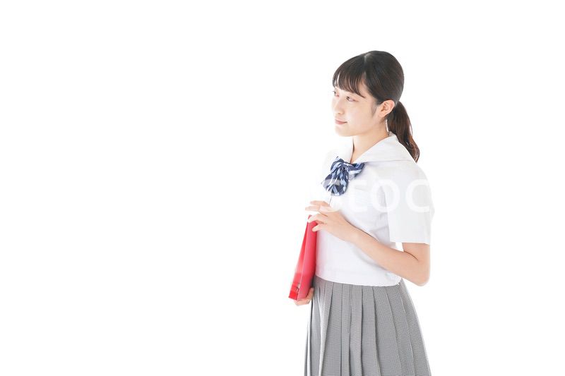 笑顔の制服を着た女子学生