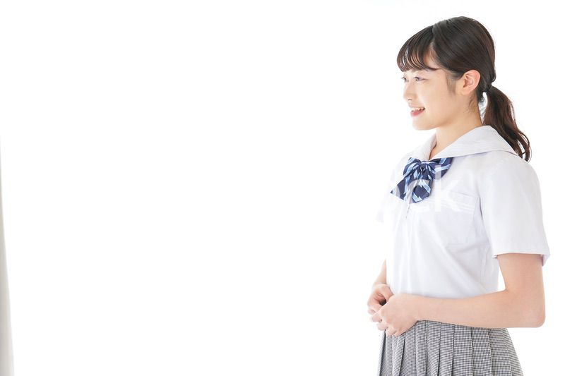 笑顔の若い制服姿の女子学生