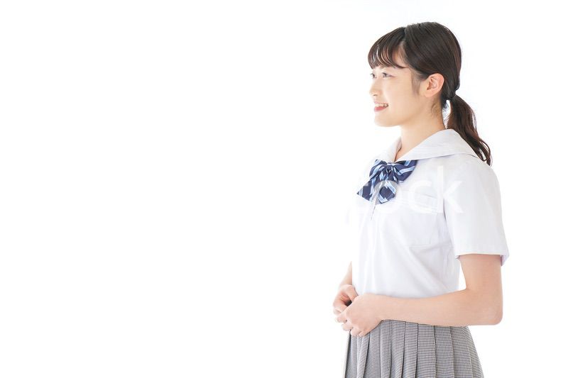 笑顔の若い制服姿の女子学生
