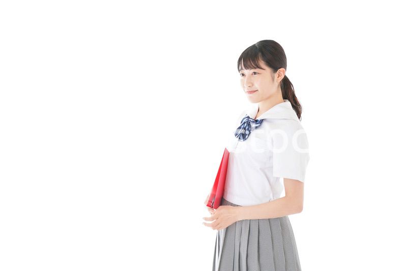 笑顔の制服を着た女子学生