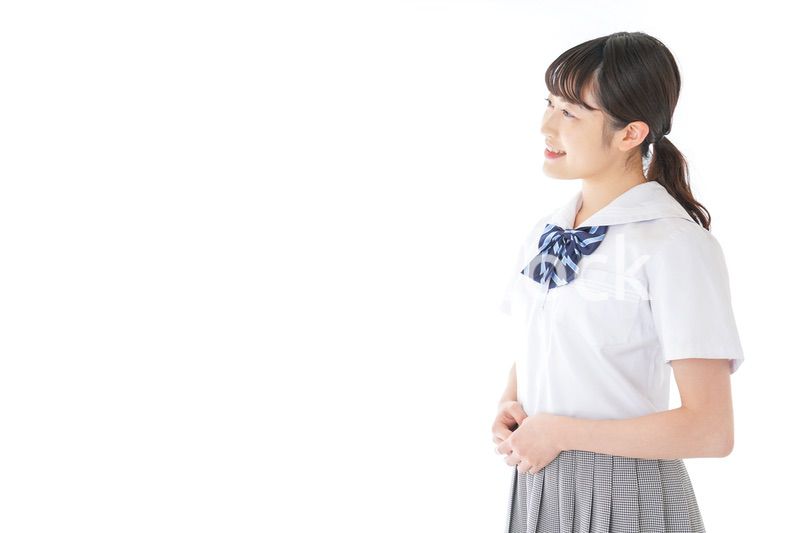 笑顔の若い制服姿の女子学生