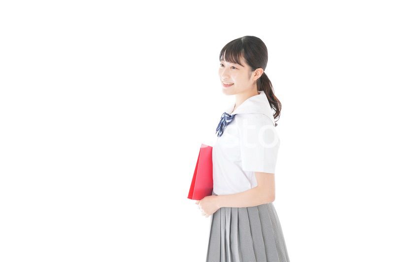 笑顔の制服を着た女子学生