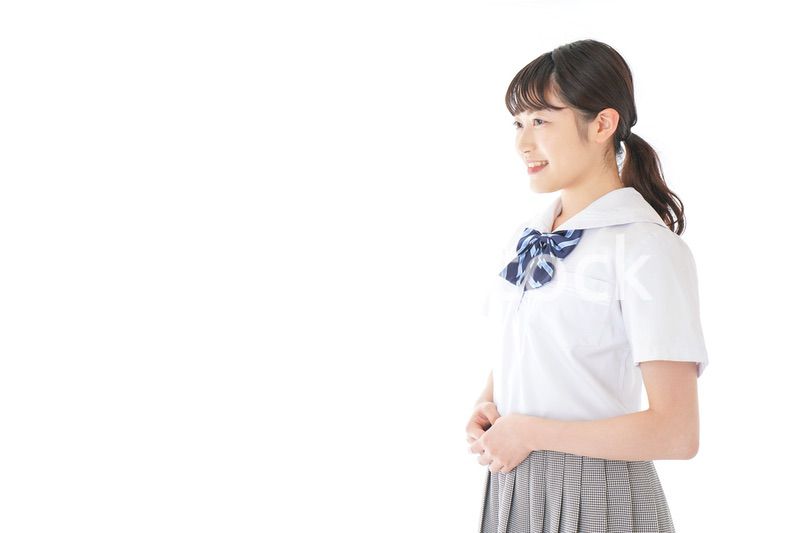 笑顔の若い制服姿の女子学生